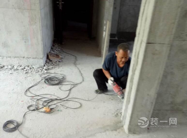 90平三室两厅两卫现代简约装修日记：凿墙、挖地脚线